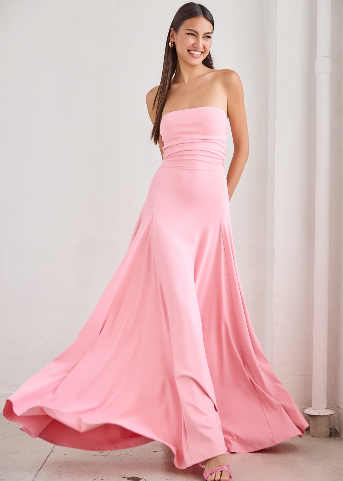 susana monaco dress essential tube l / midnight while the open low back turns up the heat Susana Monaco Scoop Neck Sleeveless